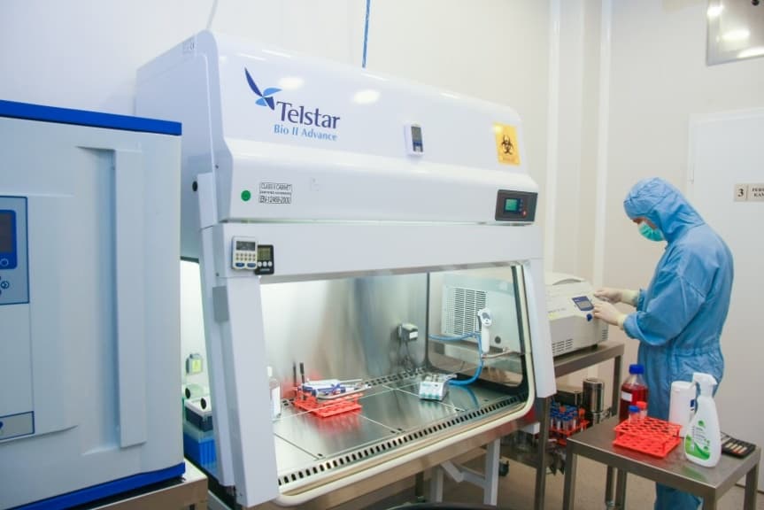 Especialista a trabalhar no nosso laboratório parceiro europeu