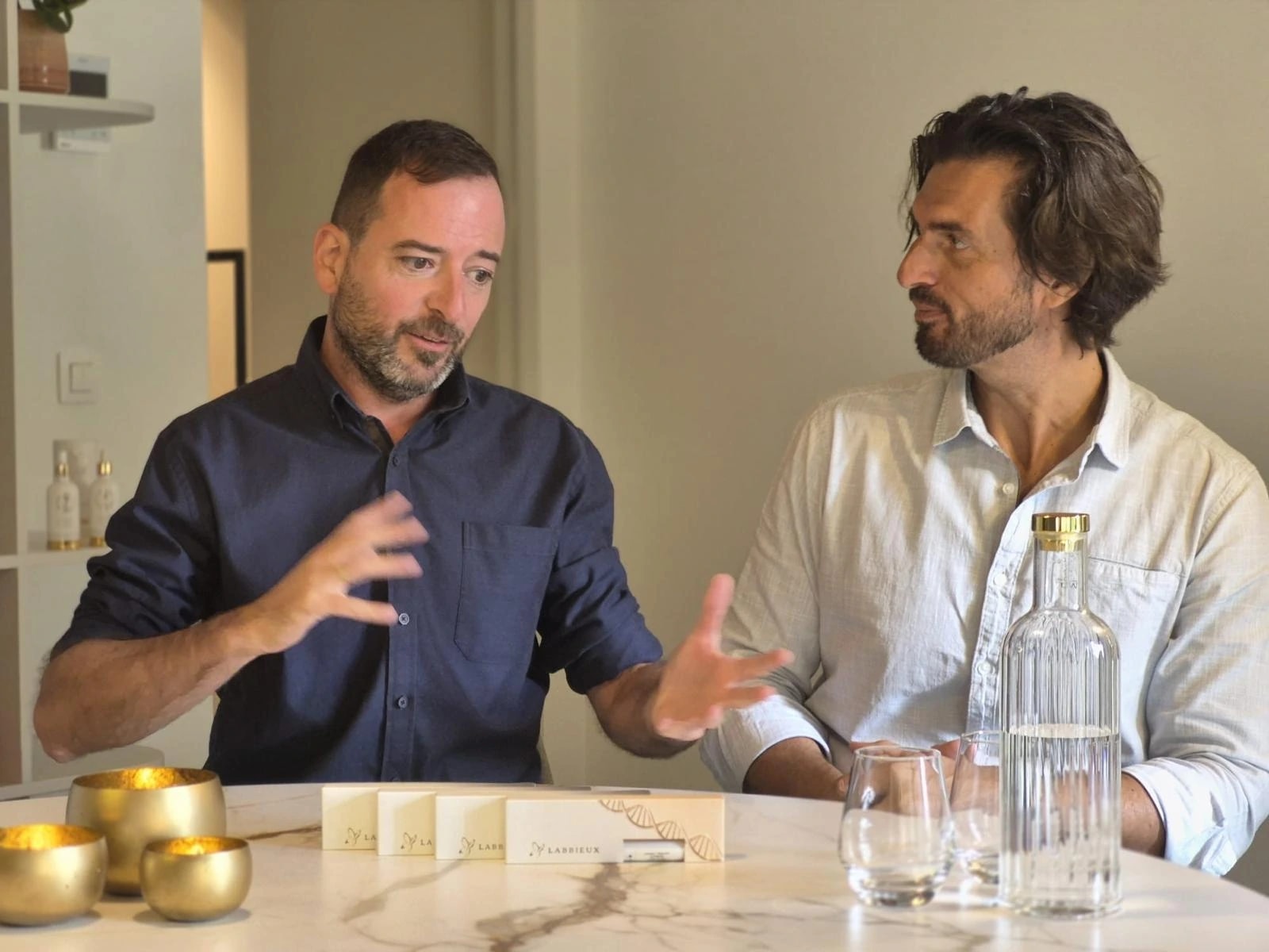 Os fundadores conversam à mesa com produtos da Labbieux